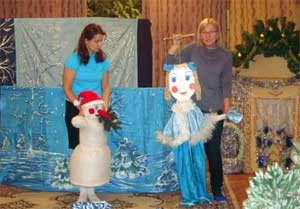 Интегрированная театрализованная деятельность для детей 2-4 лет «Как снеговик елочку на праздник нес» с использованием ростовых кукол