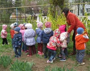 Конспект непосредственной образовательной деятельности по познавательной деятельности на тему: «Весна повсюду» для детей среднего дошкольного возраста на прогулке.